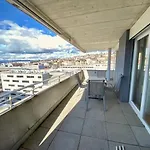 178 Good Location Spacious And Free Parking Included アパート