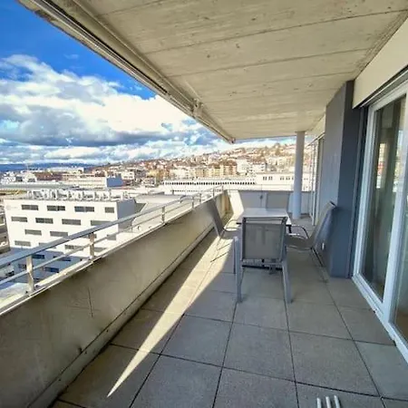 178 Good Location Spacious And Free Parking Included アパート