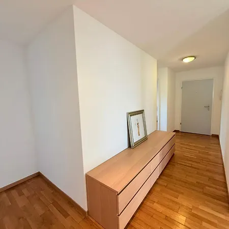 178 Good Location Spacious And Free Parking Included Lägenhet