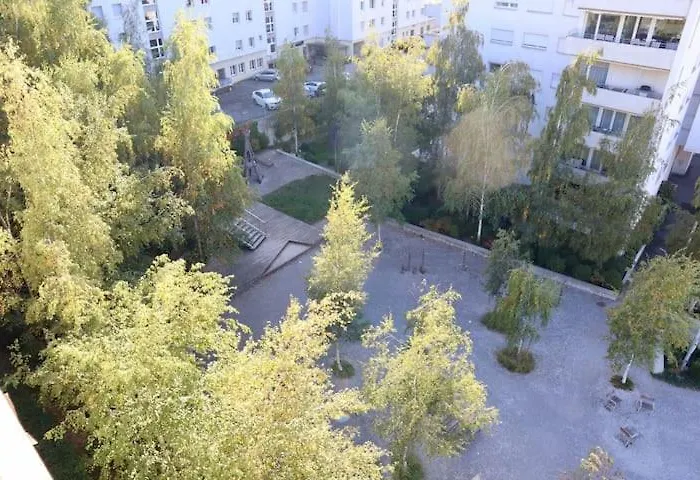 178 Good Location Spacious And Free Parking Included アパート *