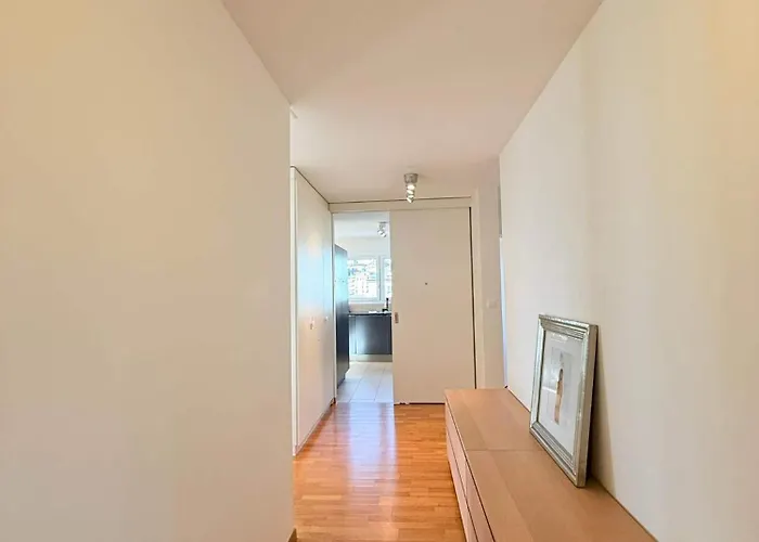 178 Good Location Spacious And Free Parking Included アパート *