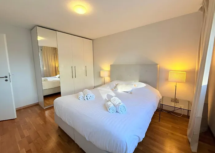 178 Good Location Spacious And Free Parking Included アパート